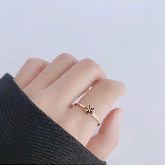 Elegant Emerald Rose Gold Stainless Steel Small Daisy Black / white Flower Ring - Picture 1 of 9